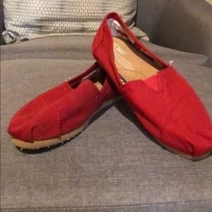 Size 5.5 Women’s Red Toms